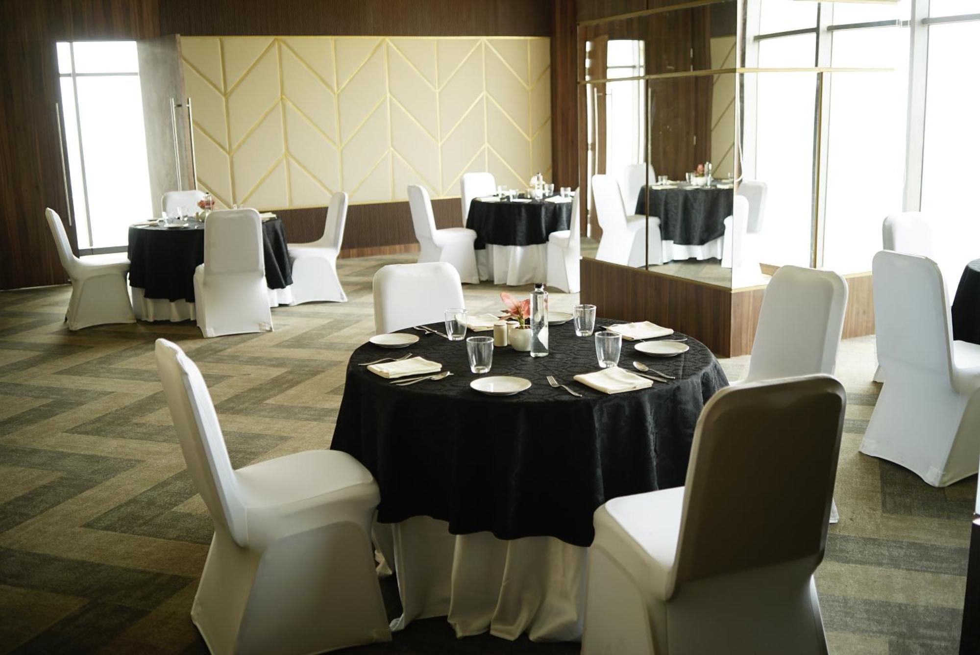Rhythm Gurugram Hotel & Suites, Sohna Road Gurgaon Exteriör bild