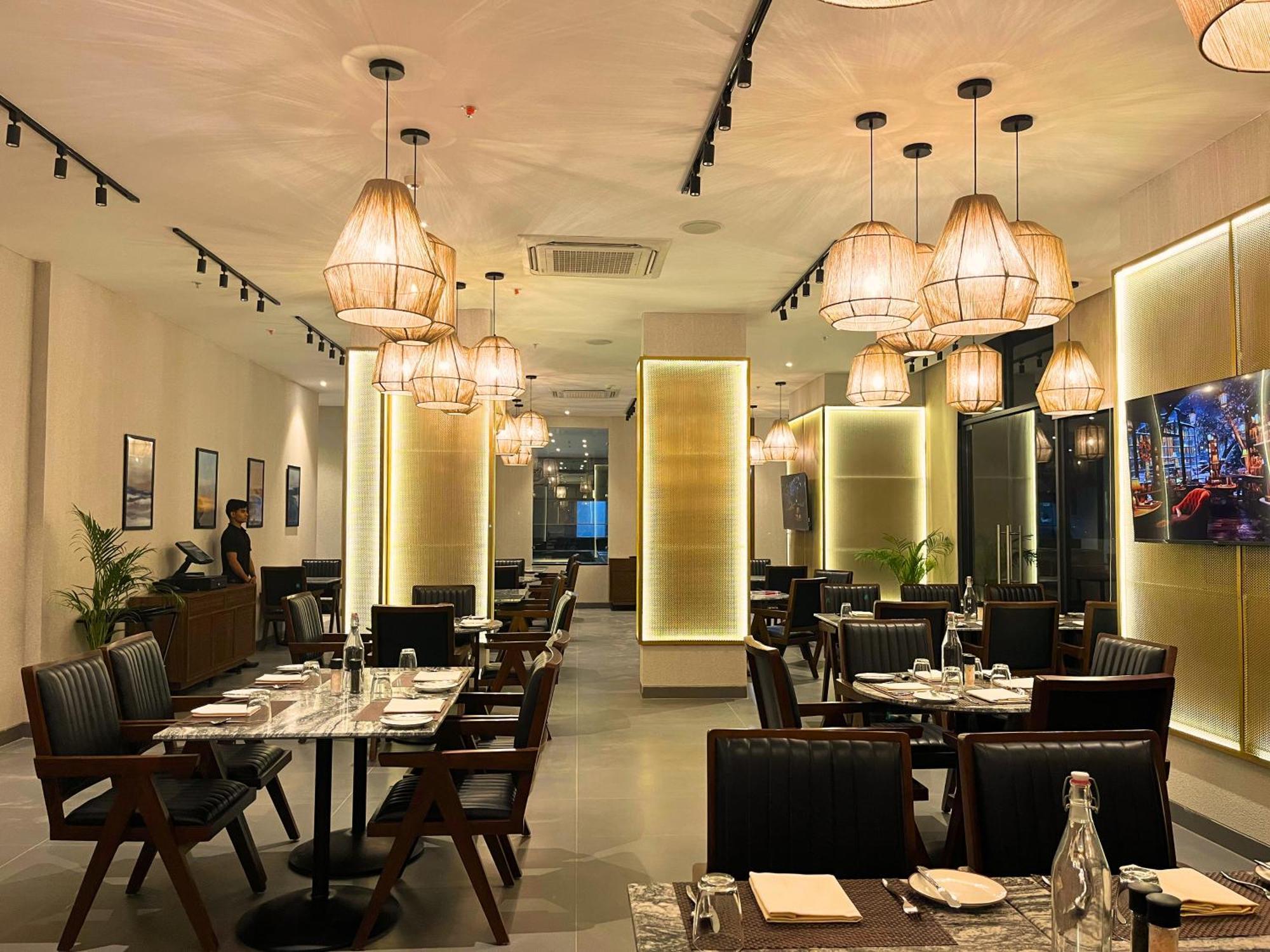 Rhythm Gurugram Hotel & Suites, Sohna Road Gurgaon Exteriör bild