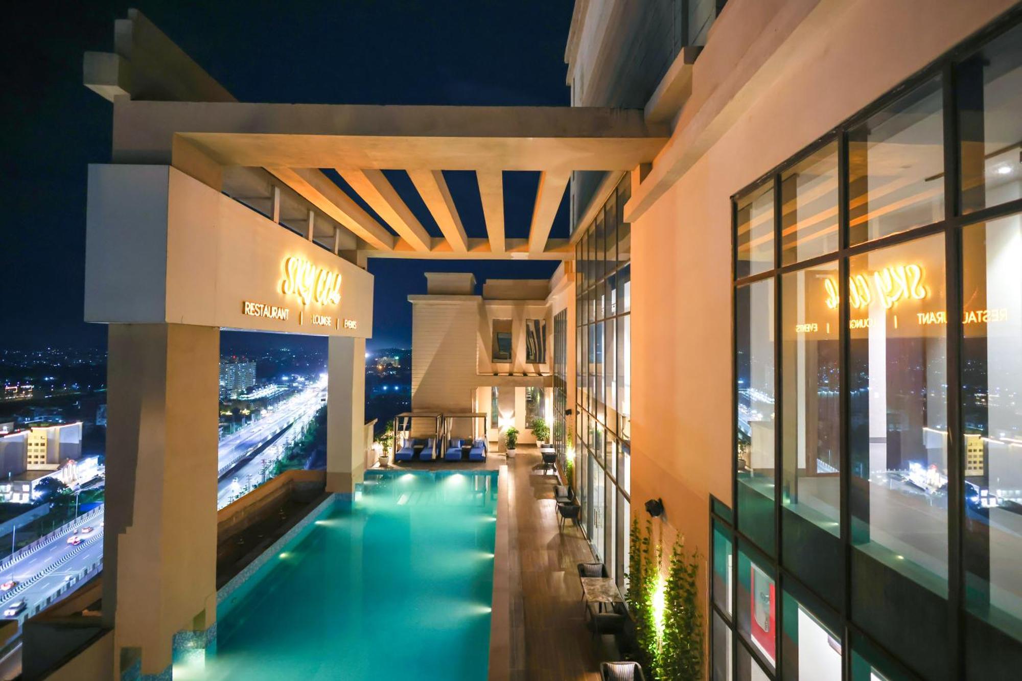 Rhythm Gurugram Hotel & Suites, Sohna Road Gurgaon Exteriör bild