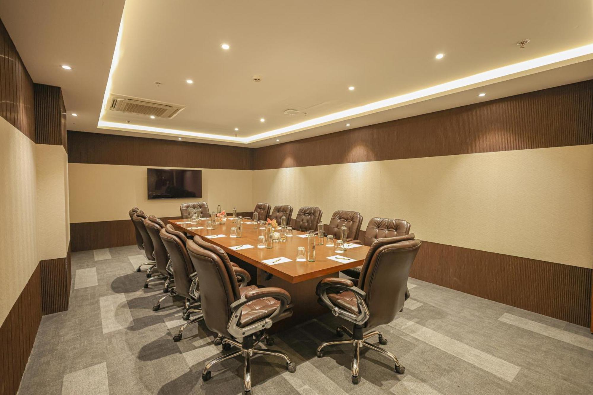 Rhythm Gurugram Hotel & Suites, Sohna Road Gurgaon Exteriör bild