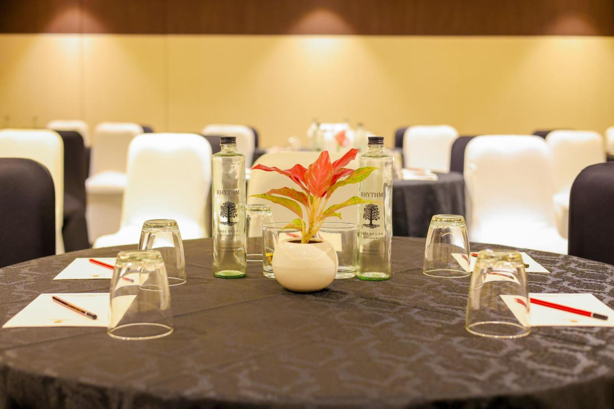 Rhythm Gurugram Hotel & Suites, Sohna Road Gurgaon Exteriör bild