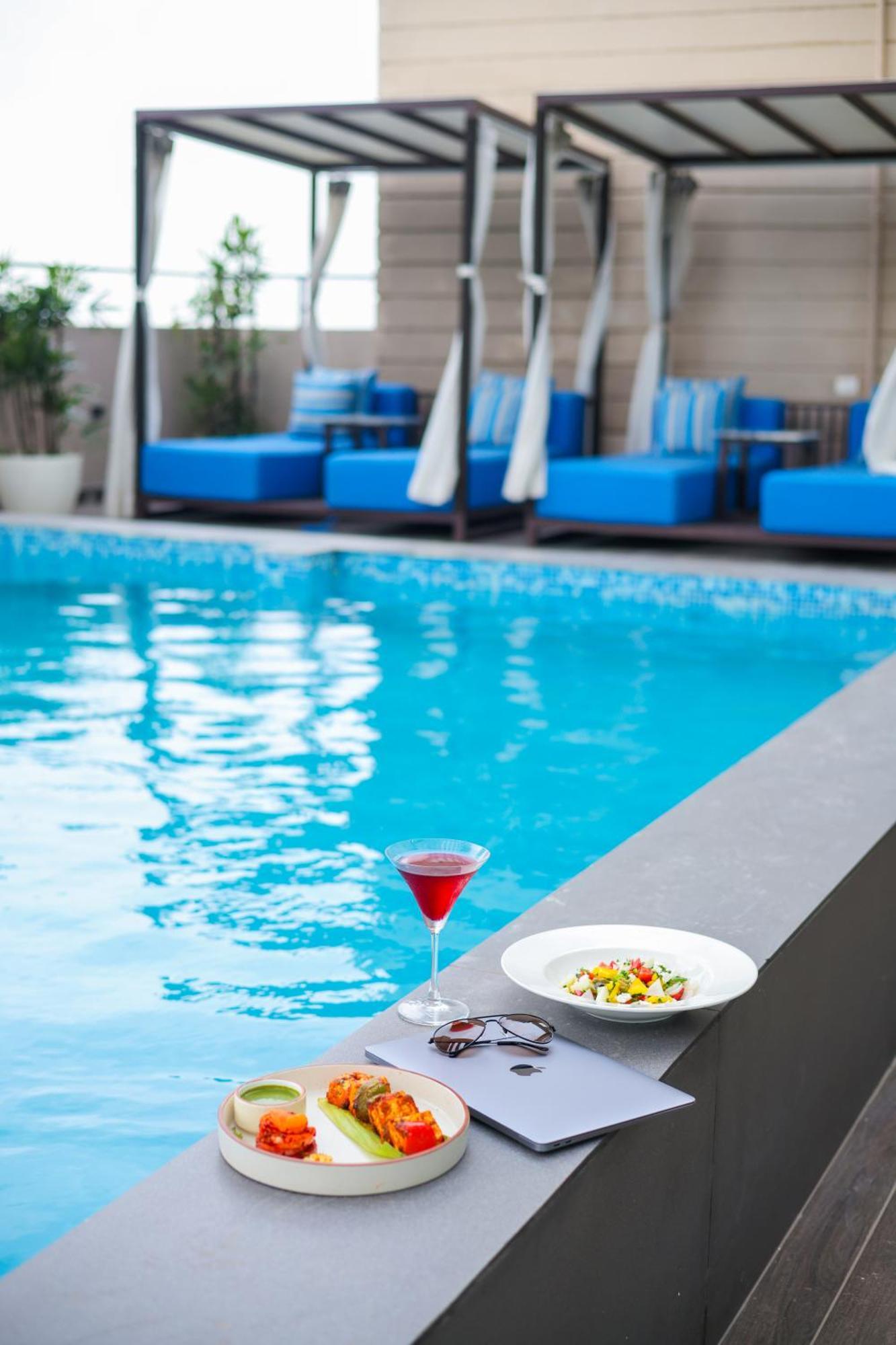 Rhythm Gurugram Hotel & Suites, Sohna Road Gurgaon Exteriör bild