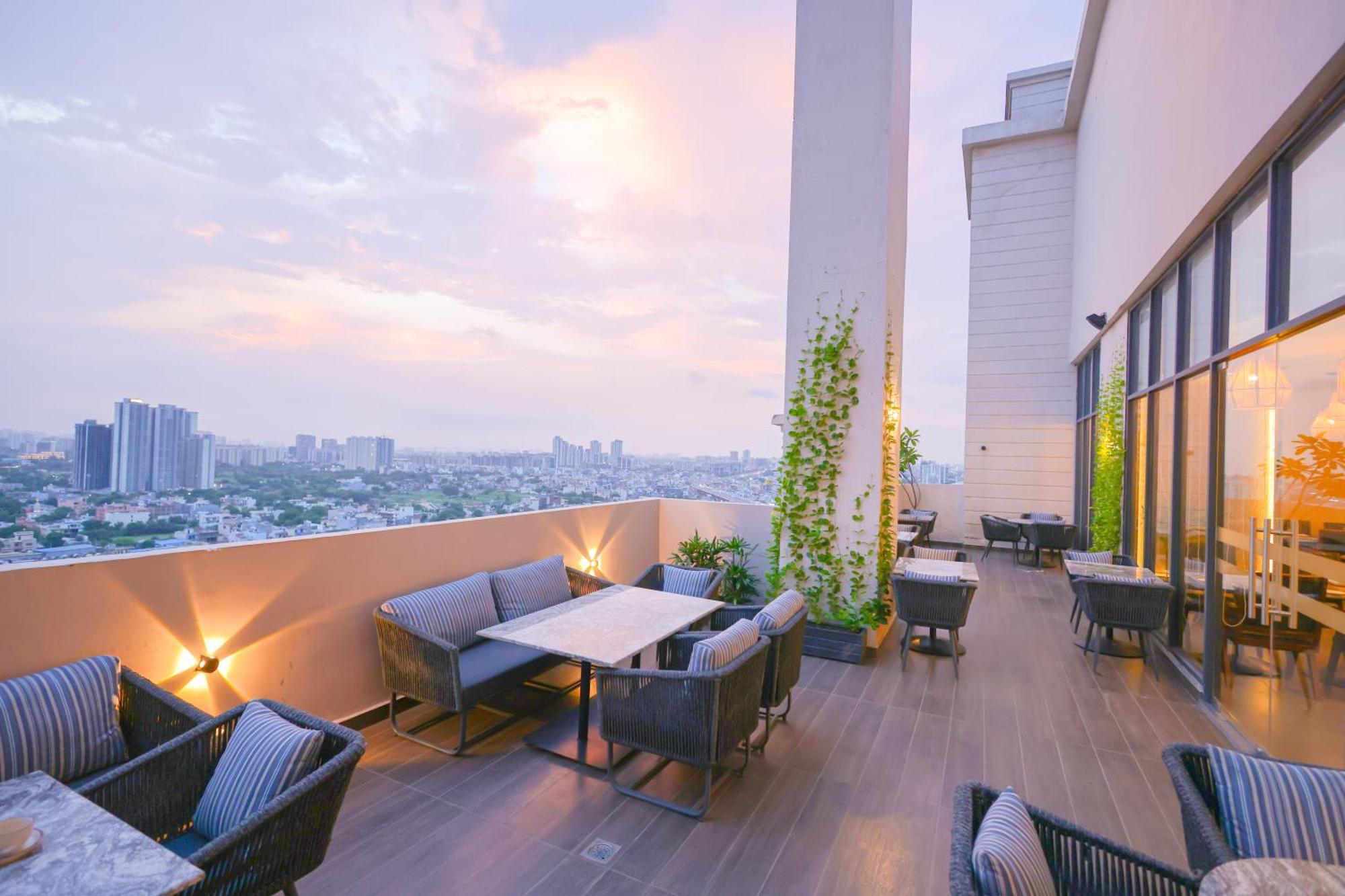 Rhythm Gurugram Hotel & Suites, Sohna Road Gurgaon Exteriör bild