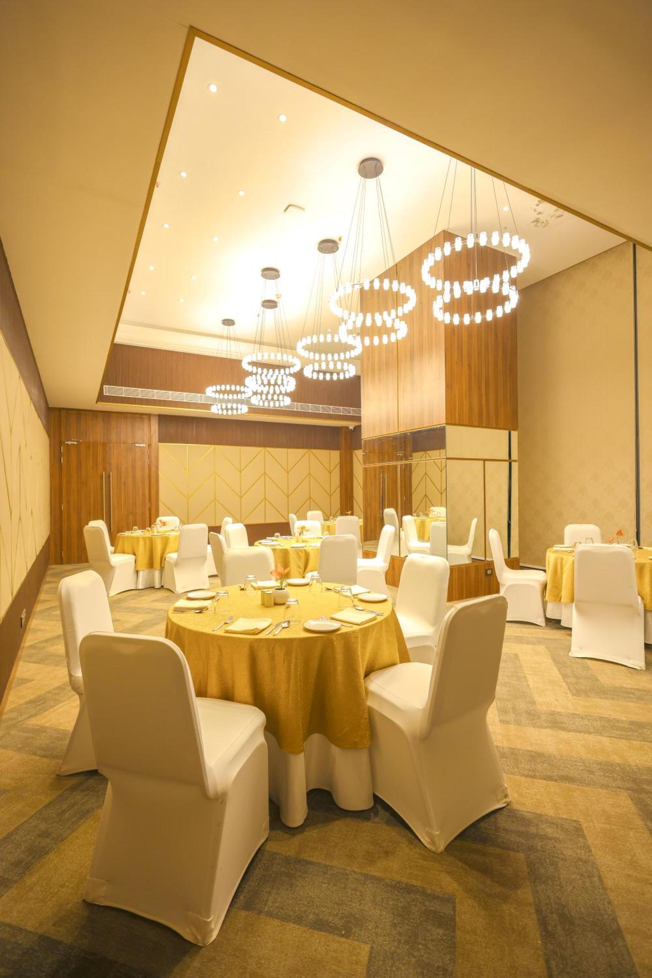 Rhythm Gurugram Hotel & Suites, Sohna Road Gurgaon Exteriör bild