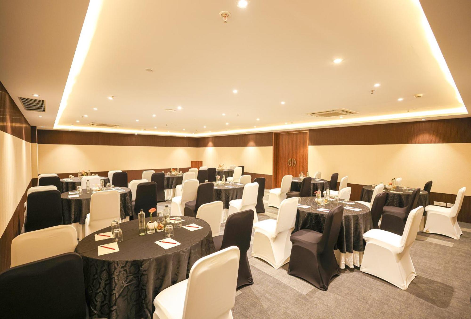 Rhythm Gurugram Hotel & Suites, Sohna Road Gurgaon Exteriör bild