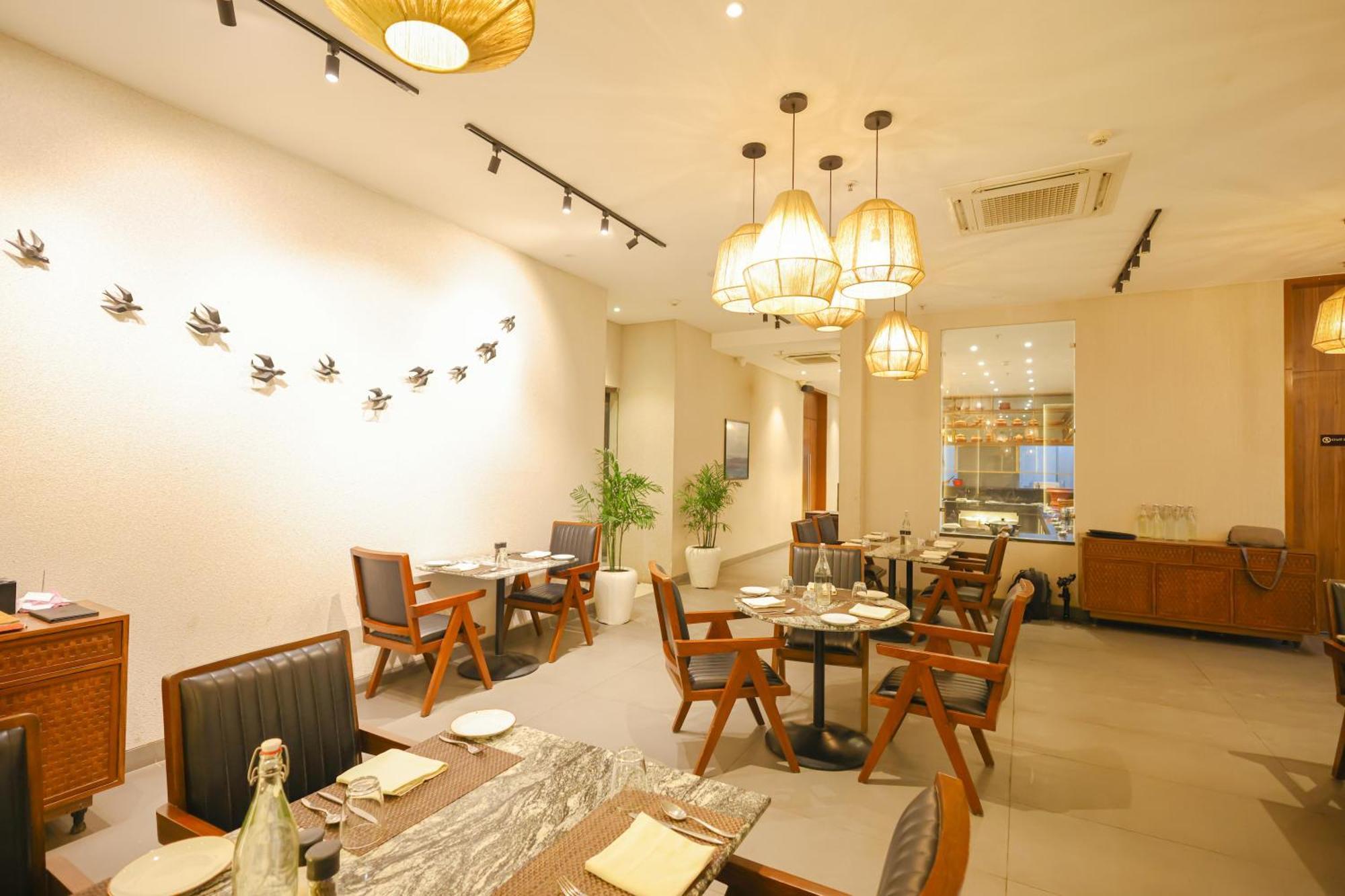 Rhythm Gurugram Hotel & Suites, Sohna Road Gurgaon Exteriör bild