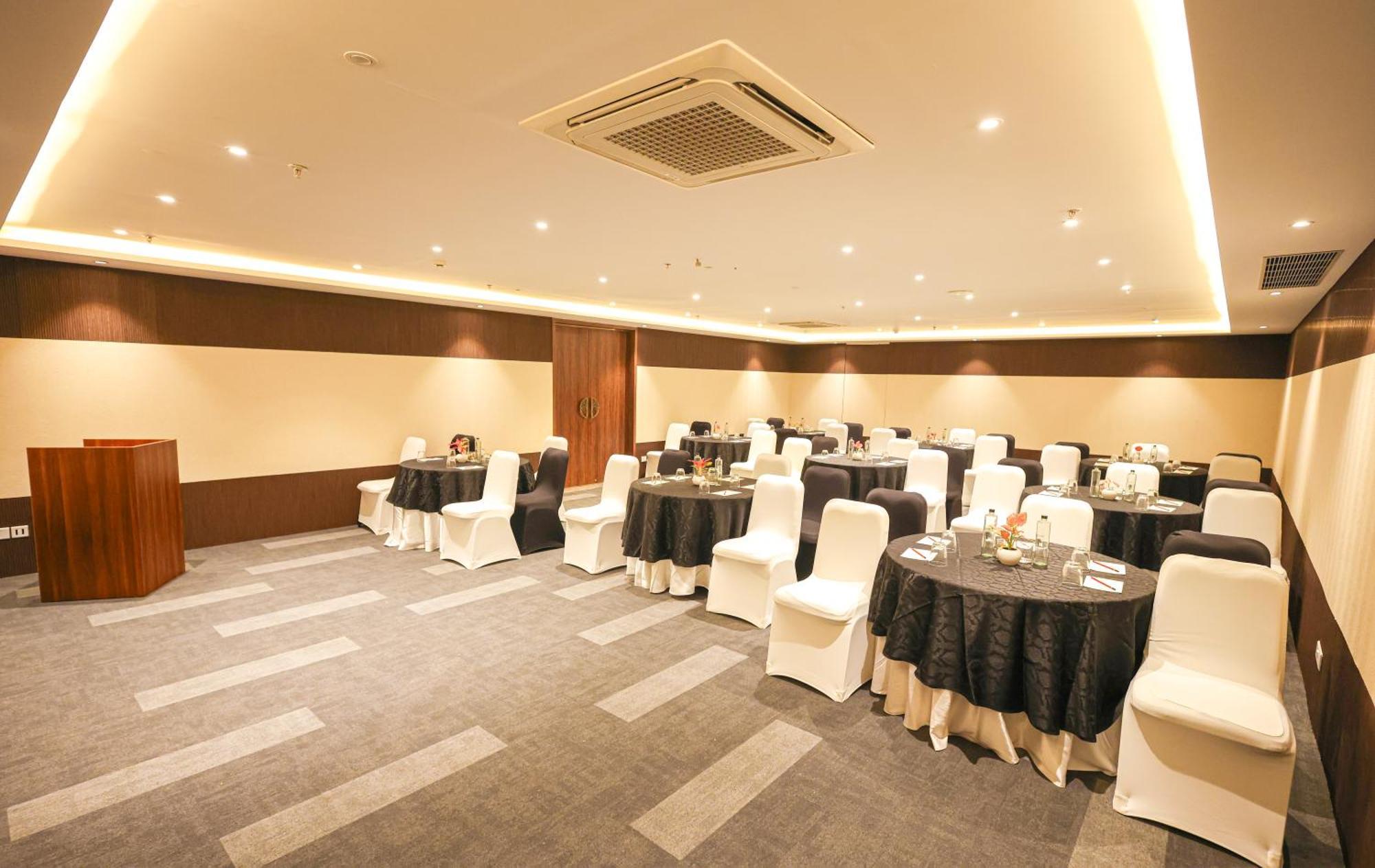 Rhythm Gurugram Hotel & Suites, Sohna Road Gurgaon Exteriör bild