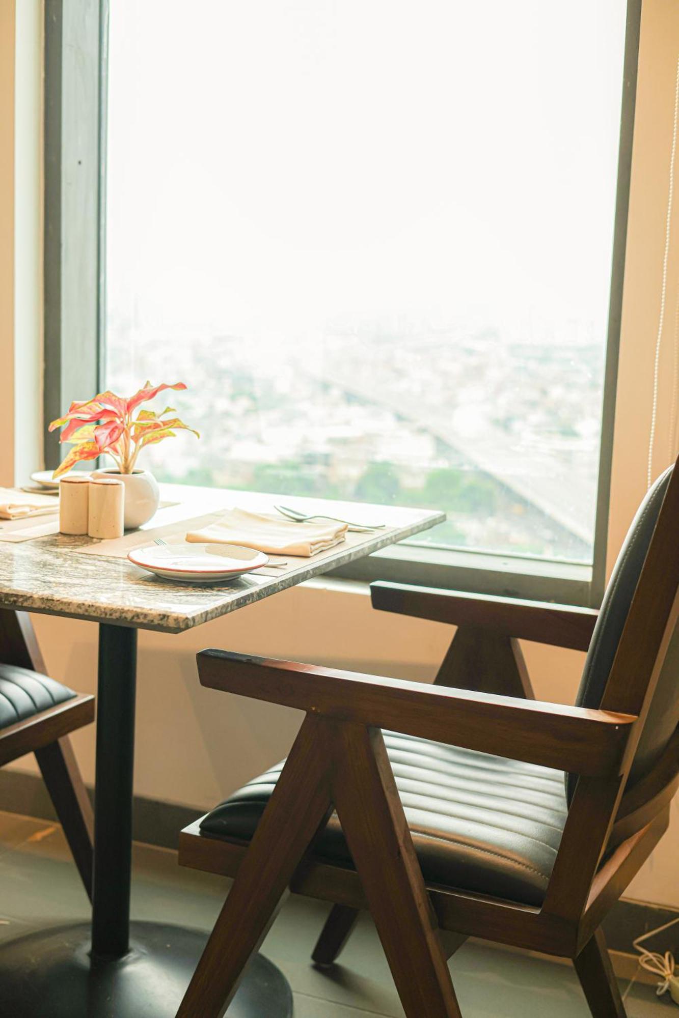 Rhythm Gurugram Hotel & Suites, Sohna Road Gurgaon Exteriör bild