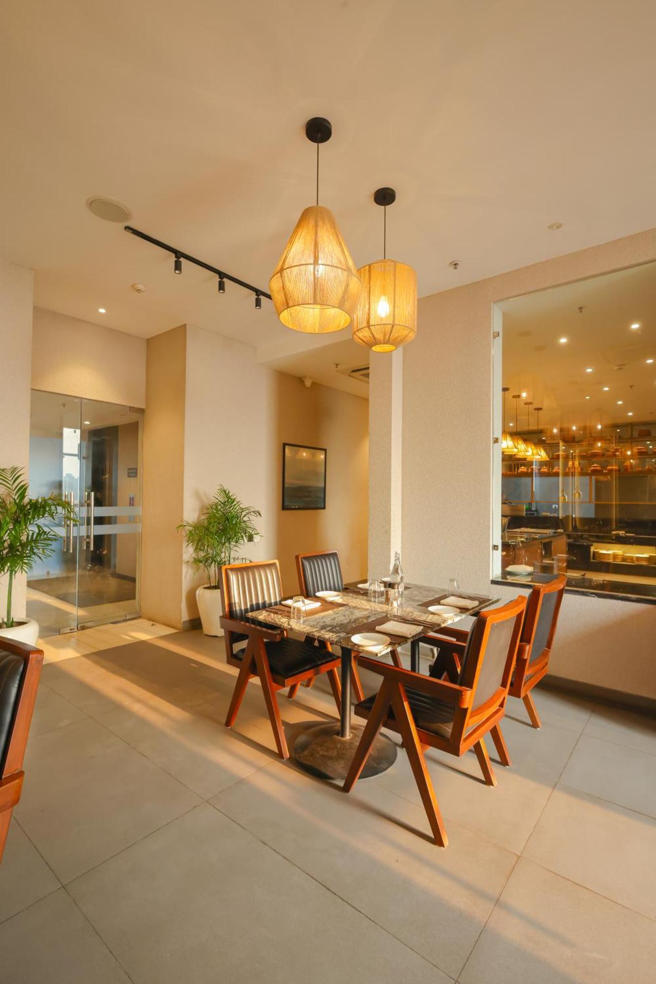 Rhythm Gurugram Hotel & Suites, Sohna Road Gurgaon Exteriör bild