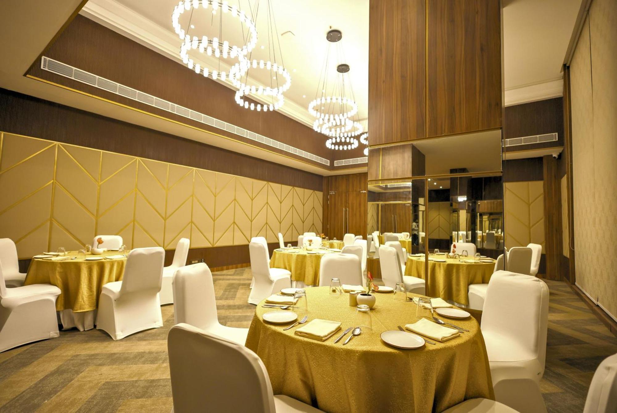 Rhythm Gurugram Hotel & Suites, Sohna Road Gurgaon Exteriör bild