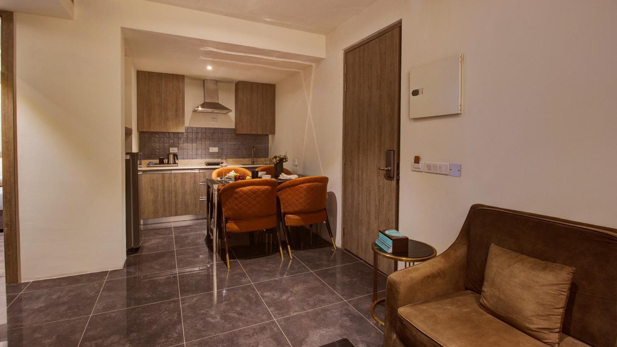 Rhythm Gurugram Hotel & Suites, Sohna Road Gurgaon Exteriör bild