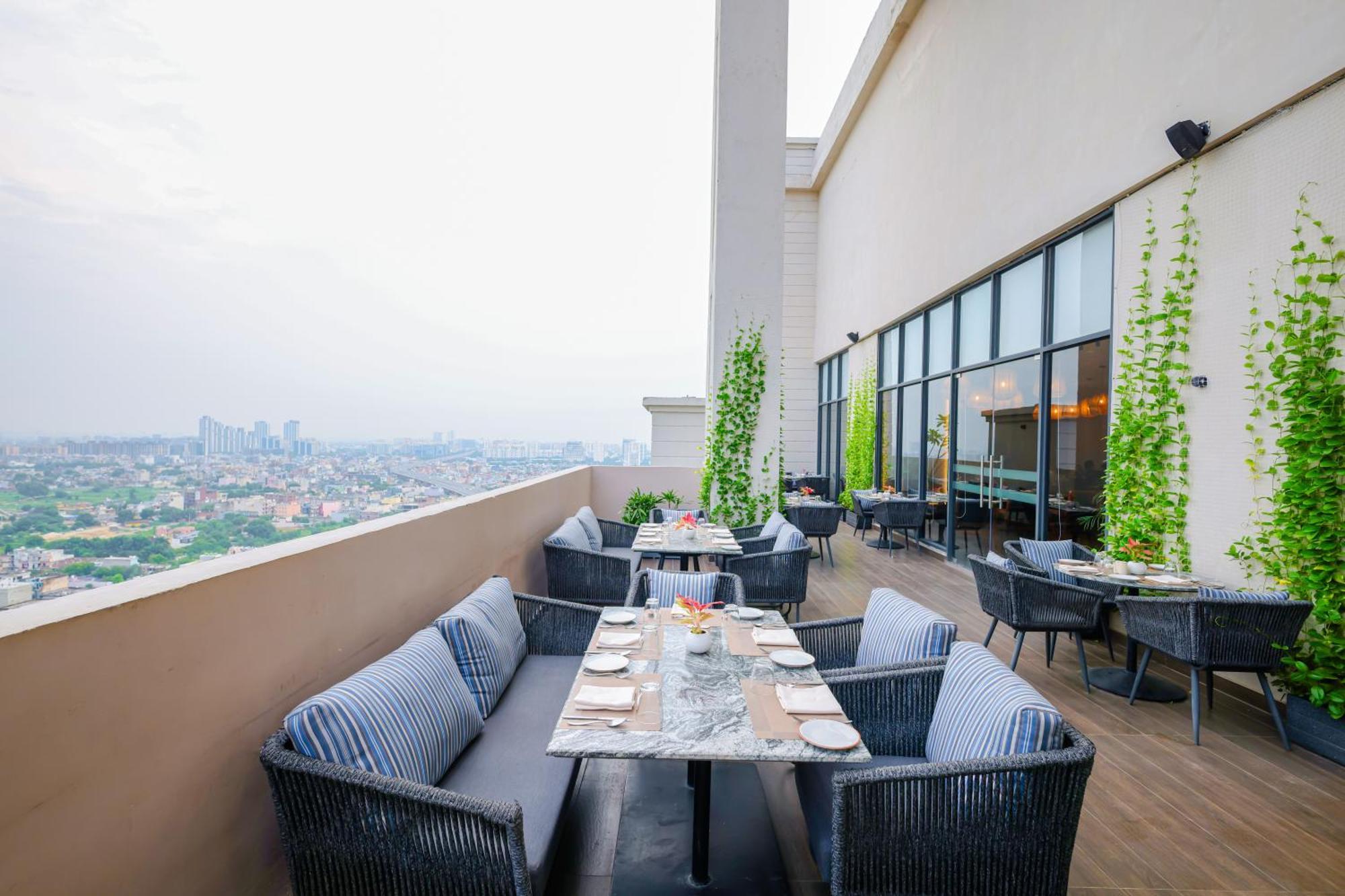 Rhythm Gurugram Hotel & Suites, Sohna Road Gurgaon Exteriör bild