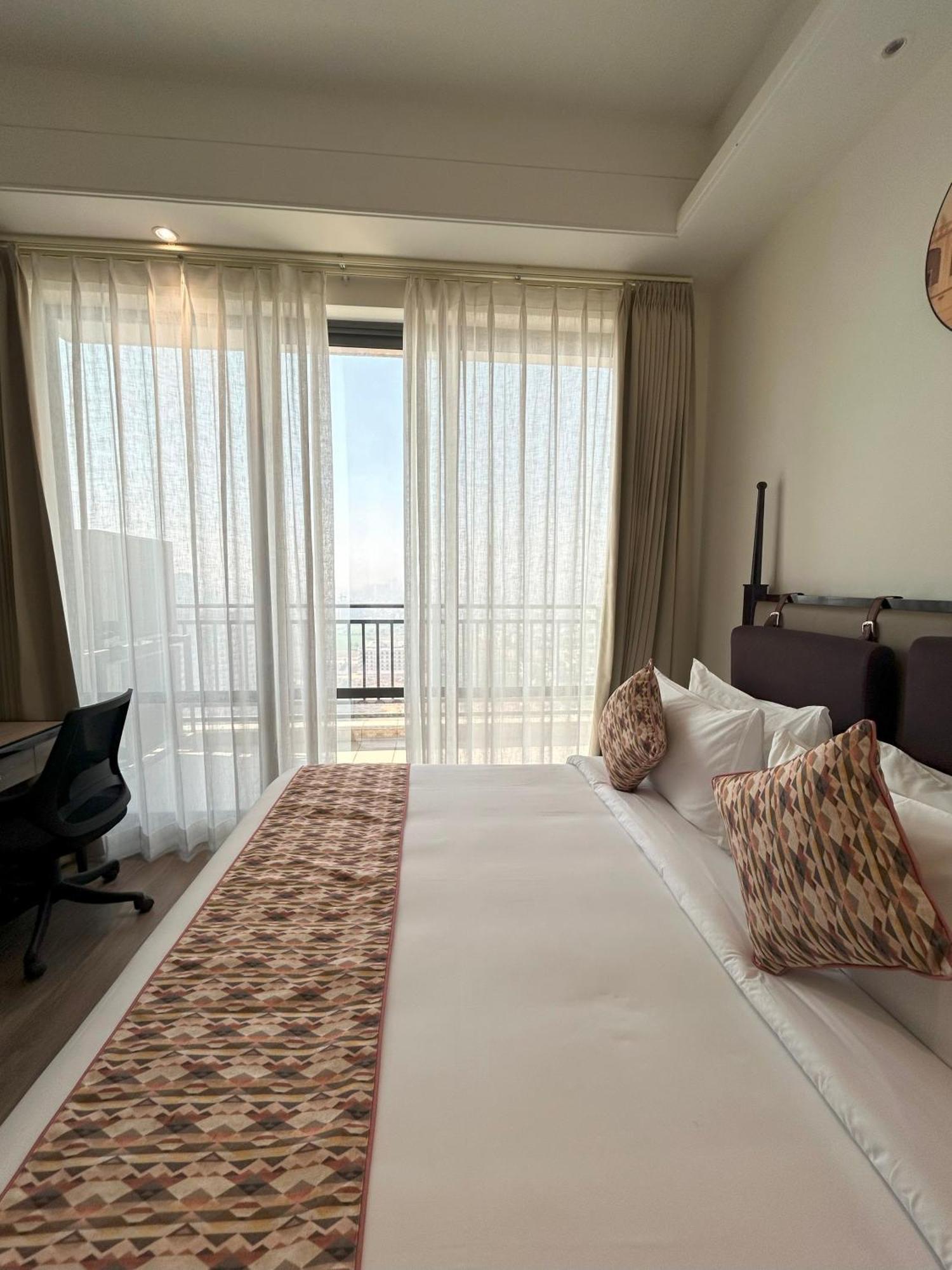 Rhythm Gurugram Hotel & Suites, Sohna Road Gurgaon Exteriör bild