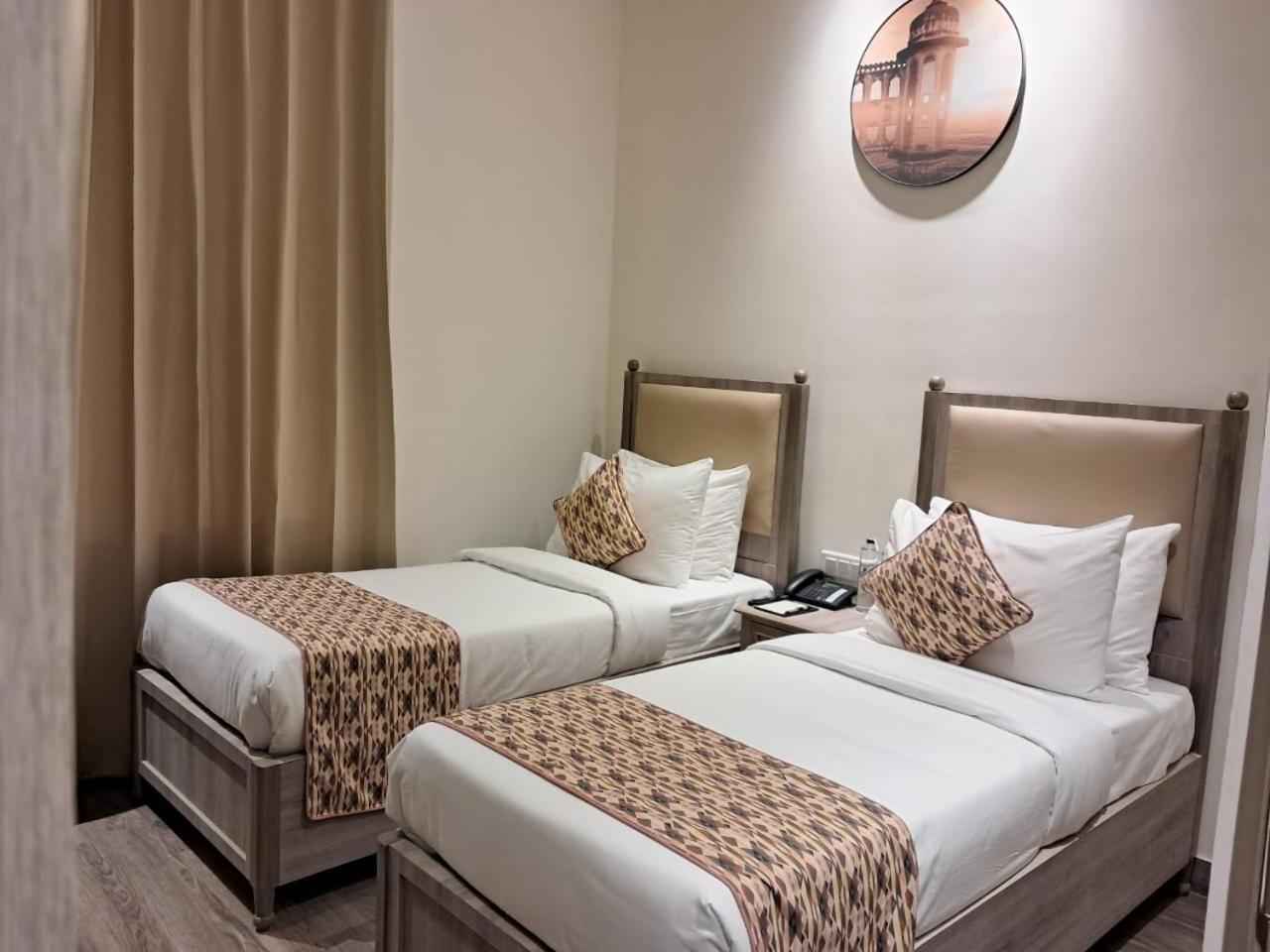Rhythm Gurugram Hotel & Suites, Sohna Road Gurgaon Exteriör bild