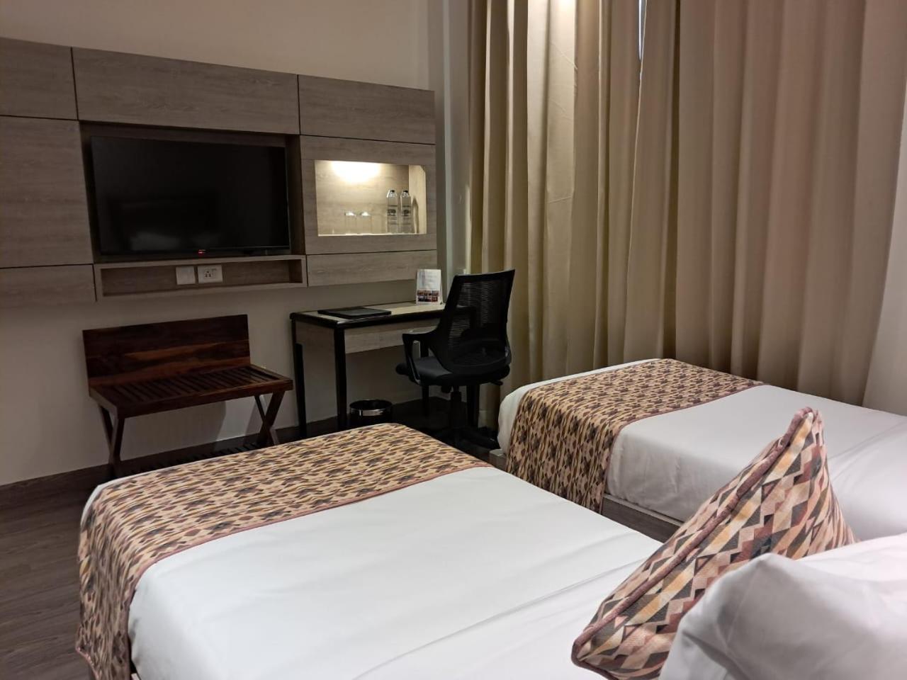 Rhythm Gurugram Hotel & Suites, Sohna Road Gurgaon Exteriör bild